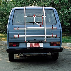 Fiamma cykelhållare monterad bak på VW T3, med två skenor och justerbara klämmor för säker transport.